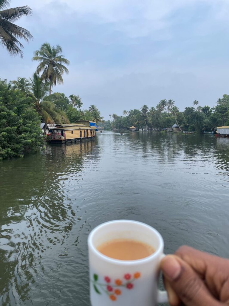 Munnar photoshoot inspiration with serene Kerala backwaters, houseboat, and morning tea