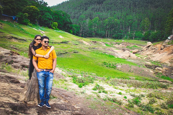 Munnar photoshoot of a couple posing in the lush green hills and scenic landscape